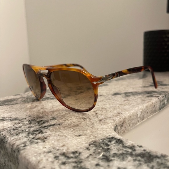 Persol tortoise shell sunglasses barely worn - Picture 2 of 4